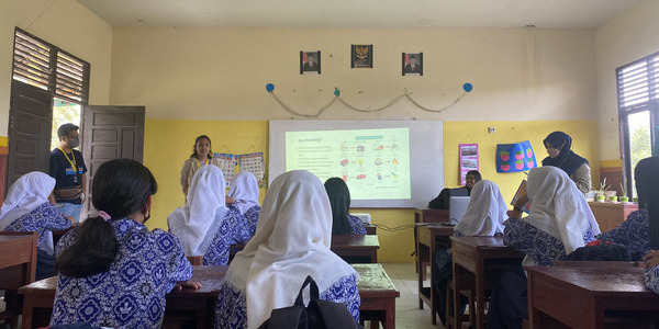 TIM KKN-PPM UGM 2022-KB003 Unit Sungai Kakap Melaksanakan Kegiatan Edukasi EBT dan Konservasi Energi